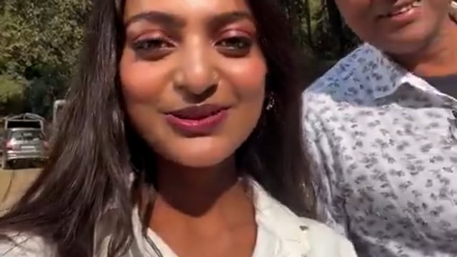 ▶️.....महाकुंभ में माला बेचने वाली मोनालिसा आज स्टार बन चुकी हैं। मोनालिसा की पहली फिल्म “द डायरी ऑफ मणिपुर” जल्द ही रिलीज होने जा रही है।
फिलहाल मोनालिसा फिल्म की शूटिंग में व्यस्त हैं। बताया जा रहा है कि वह इन दिनों हेलिकॉप्टर से यात्रा कर रही हैं और करोड़ों की संपत्ति की मालिक बन चुकी हैं।
इसे ही किस्मत कहते हैं। जिस लड़की ने कभी सपने में भी नहीं सोचा होगा, आज उसी पर किस्मत इस कदर मेहरबान हो गई है।