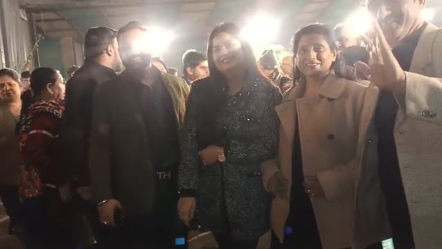 शाहजहांपुर में पंजाबी महासभा ने धूमधाम से मनाया लोहड़ी पर्व
शाहजहांपुर। लोहड़ी पर्व के अवसर पर पंजाबी महासभा की ओर से बीती रात शहर में पारंपरिक उत्साह के साथ लोहड़ी का जश्न मनाया गया। इस दौरान लोगों ने अग्नि प्रज्वलन कर लोहड़ी की पूजा की और एक-दूसरे को पर्व की शुभकामनाएं दीं।