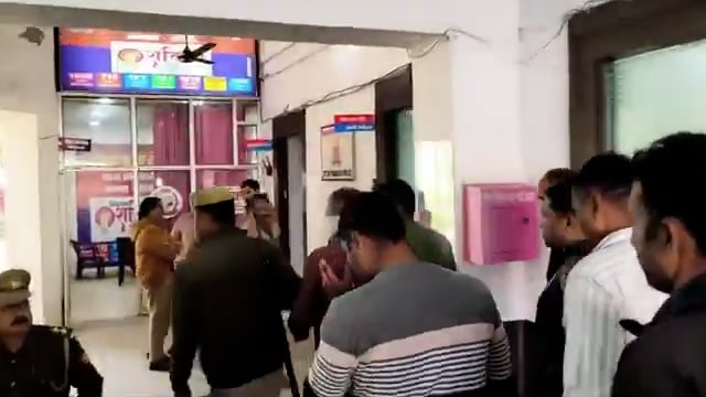 यूपी के झांसी में PWD बाबू 20 हजार रिश्वत लेते रंगे हाथ गिरफ्तार, 

एंटी करप्शन टीम ने बाबू को लिया हिरासत में