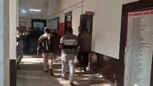 झांसी 20 हजार की रिश्वत लेते लोक निर्माण विभाग खंड तीन के लिपिक संतोष निरंजन को एंटी करप्शन टीम ने पकड़ा।