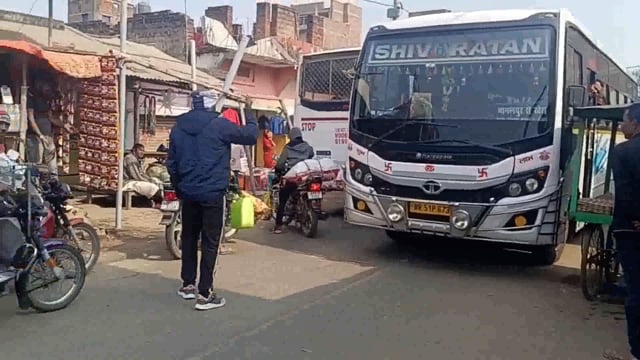 मकर संक्रांति पर्व को लेकर प्रखंड के सभी बाजारों में उमड़ी ग्राहकों की भीड़, दुकानदारों के अतिक्रमण से लोग रहे परेशान