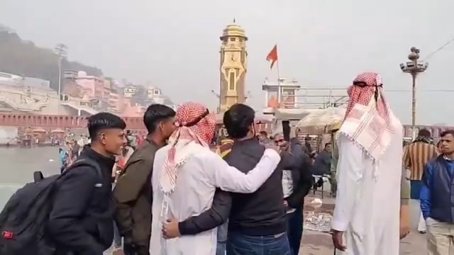 ▶️.....उत्तराखंड | हरिद्वार में गंगा घाटों पर “शेख” का भेष बनाकर घूम रहे दो युवकों का वीडियो सोशल मीडिया पर तेजी से वायरल हुआ। दोनों खुद को दुबई से आया मुस्लिम युवक बता रहे थे। मामले की जानकारी मिलने पर पुलिस ने दोनों को हिरासत में लिया, जहां उनकी पहचान नवीन और प्रिंस के रूप में हुई। पूछताछ में दोनों ने स्वीकार किया कि यूट्यूब पर व्यूज बढ़ाने के मकसद से उन्होंने यह हरकत की थी। अब दोनों युवकों ने अपने कृत्य पर माफी मांगी है।