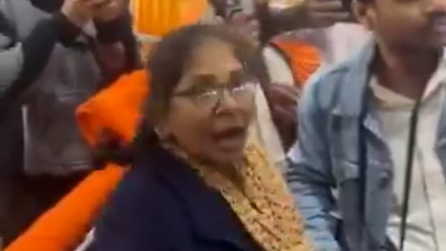 ▶️.....बलिया जिला घर है, किस बात का डर है” 
जिसको बुलाना है बुला लो डरते थोड़ी हैं। केवल VIP वोट नहीं देते हैं, हम भी वोट देते हैं । 
यह महिला गोरखपुर महोत्सव में गई थी यह VIP सीट पर बैठी थी, लेकिन किसी ने हटा दिया, फिर तो महिला बौखला गई
बोली- जब वोट लेना होता है तो चाची, बुआ और ताई.....बाद में हम लोग बेकार और ये लोग VIP
इन VIP लोगों के वोट से बाबा जीत जायेंगे क्या