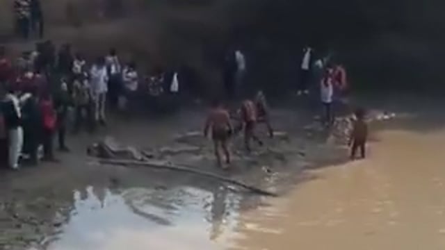 प्रयागराज – पुरामुफ्ती के केशवपुर इलाके में तालाब में नहाने गए चार लड़कों की डूबकर मौत हो गई। दो अलग-अलग परिवारों के ये लड़के नहाते समय गहरे पानी में फंस गए। सूचना मिलते ही पुलिस मौके पर पहुंची और तलाश शुरू की। बाद में पुलिस ने चारों के शव तालाब से बरामद किए