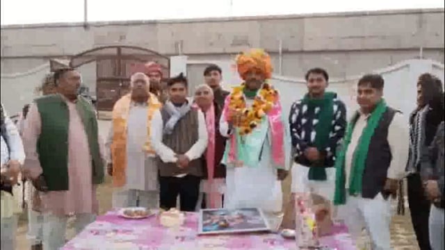 राष्ट्रीय प्रवक्ता के 50 वे जन्मदिन पर बधाई देने पहुंचे पार्टी के कार्यकर्ता, गुड़ व केक वितरण कर धूमधाम से मनाया जन्मदिन, किया जोरदार स्वागत।