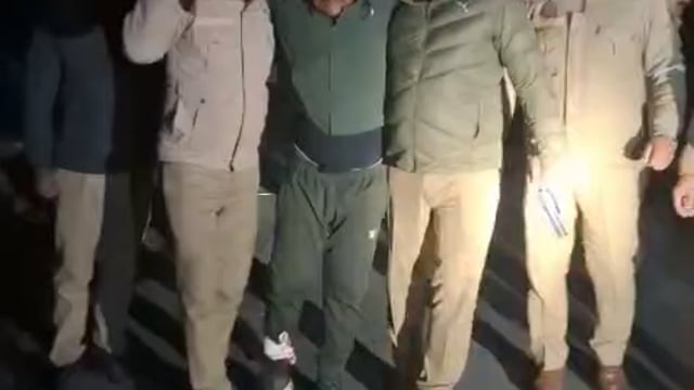 ▶️......जनपद-बाराबंकी*
*दिनांक- 14.01.2026*
धोखाधड़ी कर पीड़ित के साथ फ्रॉड किए जाने के पर साइबर सेल, बाराबंकी द्वारा त्वरित कार्यवाही करते हुए पीड़ित के 01,14,902 /- रूपये को वापस कराया गया-*
 साइबर सेल, जनपद बाराबंकी को एक ऑनलाइन शिकायती प्रार्थना पत्र हुआ, जिसमें धोखाधड़ी से ट्रांसफर करा लेने के सम्बन्ध में आवेदक मो. फैसल पुत्र मसूद अहमद निवासी ग्राम बेलखरा थाना टिकैतनगर जनपद बाराबंकी से 01,14,902/- रूपये का फ्रॉड होने का उल्लेख किया गया।
संदर्भित प्रकरण में पुलिस अधीक्षक बाराबंकी श्री अर्पित विजयवर्गीय के निर्देशन व क्षेत्राधिकारी श्री संगम कुमार के कुशल पर्यवेक्षण में साइबर क्राइम सेल द्वारा साइबर तकनीकी का प्रयोग कर संबंधित  से पत्राचार कर 01,14,902 /- रूपये पीड़ित के खाते में वापस कराया गया।	
*पुलिस टीम-*
1. निरीक्षक श्री बृजेश कुमार यादव प्रभारी साइबर सेल बाराबंकी
2. निरीक्षक श्री संजीव कुमार यादव प्रभारी साइबर थाना बाराबंकी
3. उ0नि0 इफ़लाक अहमद
4. हे0का0 नीरज यादव, हे0का0 जितेंद्र साइबर थाना
5. आरक्षी सुधाकर सिंह भदौरिया, पंकज सिंह यादव 
6. आरक्षी राजन यादव, आरक्षी अभिषेक चपराना,आरक्षी अंकुश चौधरी 
7. आरक्षी कपिल कुमार, आरक्षी मनोज कुमार  मय समस्त साइबर टीम