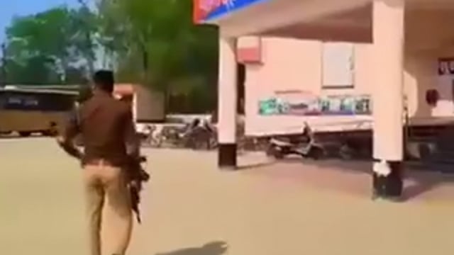 ▶️.......वर्दी में रीलबाज़ी का चलन खतरनाक होता जा रहा है। रील का नशा इस कदर सिर चढ़कर बोल रहा है कि कोई अपनी जान जोखिम में डालने को तैयार है, तो कोई अपनी नौकरी दांव पर लगा रहा है।
बताया जा रहा है कि ये मामला यूपी के उन्नाव में तैनात कर्मियों से जुड़ा है। सवाल ये है कि कानून लागू कराने वाली वर्दी अगर खुद ही नियमों और मर्यादा को ताक पर रख दे, तो फिर आम लोगों से अनुशासन की उम्मीद कैसे की जाए?