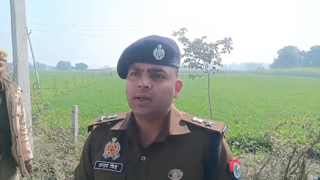 ब्रेकिंग फ़तेहपुर 
अरहर के खेत मे किसान की धारदार हथियार से गला काटकर हत्या
धारदार हथियार से गला काटकर लगभग 50 फुट तक खिंचकर अरहर के खेत मे फेका
हत्या युक्त शव मिलने से गांव में तनाव की स्थित
पुलिस फोर्स मौके पर पहुंच जांच पड़ताल में जुटी
असोथर के टीकर गांव का मामला