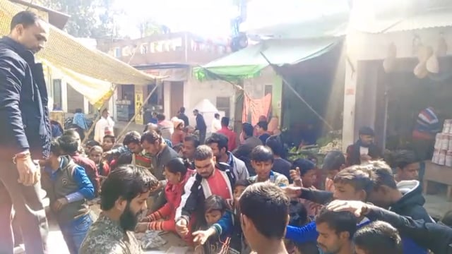 मकर संक्रांति पर शहर में भंडारों की धूम
शाहजहांपुर। मकर संक्रांति के अवसर पर शहर में श्रद्धा और उल्लास का माहौल रहा। लोगों ने एक-दूसरे को शुभकामनाएं दीं। टाउन हॉल, बाबा विश्वनाथ मंदिर और बाबा वालकेश्वर नाथ मंदिर सहित कई स्थानों पर भंडारे आयोजित हुए। भजन-कीर्तन के बीच पुड़ी-सब्जी व प्रसाद वितरित किया गया। भंडारों में बच्चे, युवा, महिलाएं और बुजुर्ग बड़ी संख्या में शामिल हुए।