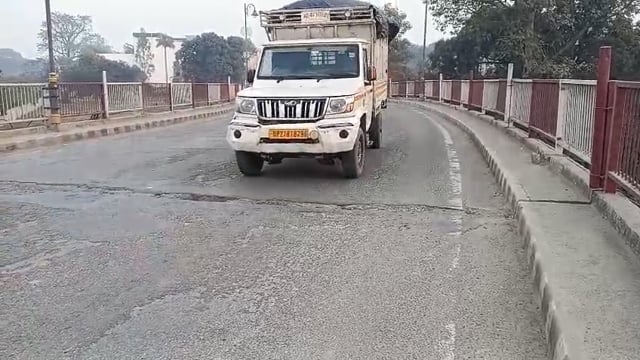 कचहरी ओवरब्रिज जर्जर, हादसे का खतरा
शाहजहांपुर। शहर के व्यस्त कचहरी ओवरब्रिज की हालत जर्जर हो चुकी है। भारी वाहनों के गुजरने पर पुल में तेज कंपन महसूस किया जा रहा है, जिससे हादसे की आशंका बनी हुई है। स्थानीय लोगों ने प्रशासन से पुल की जांच कराकर जल्द मरम्मत कराने की मांग की है।