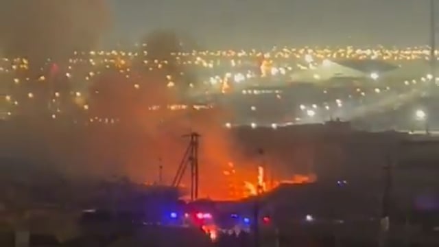 ▶️.....प्रयागराज: माघ मेले में सेक्टर चार में लगी आग*
संगम लोअर स्थित शिविर में लगी आग
छोटे बड़े ब्रह्माश्रम के शिविर में लगी आग
अग्निकांड में दो टेंट जलकर हुए खाक
8 गाड़ियों ने पहुंचकर आग पर काबू पाया
किसी के हताहत होने की कोई खबर नहीं 
फिलहाल आग लगने के कारणों की जांच जारी।