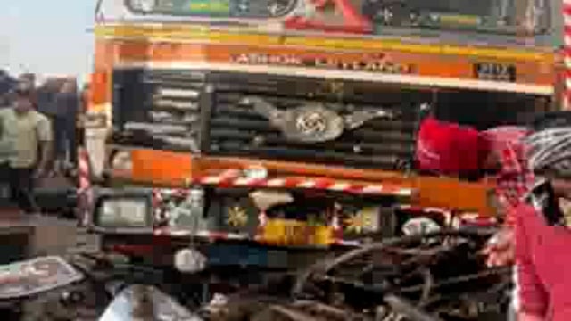 पीलीभीत में दर्दनाक हादसा, सड़क किनारे खड़े लोगों को ट्रक ने रौंदा, युवक की मौत