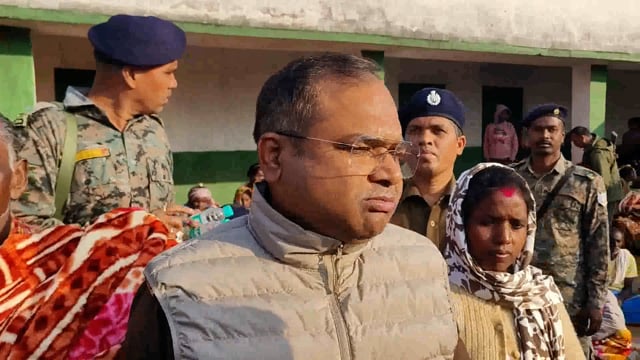 गांडेय प्रखंड के तिलोबोनी महेशपुर में एसपी ने मकर संक्रांति पर कंबल के साथ चुडा गुड़ समेत खाद्य सामग्री बांटी 