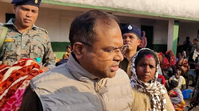 गांडेय प्रखंड के तिलोबोनी महेशपुर में एसपी ने मकर संक्रांति पर कंबल के साथ चुडा गुड़ समेत खाद्य सामग्री बांटी 