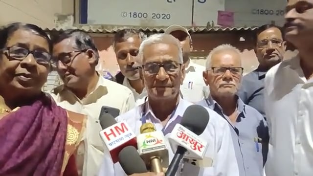 आटपाडी मध्ये तिळगुळ उपक्रम जेष्ठ नागरिक अरविंद चांडवले 