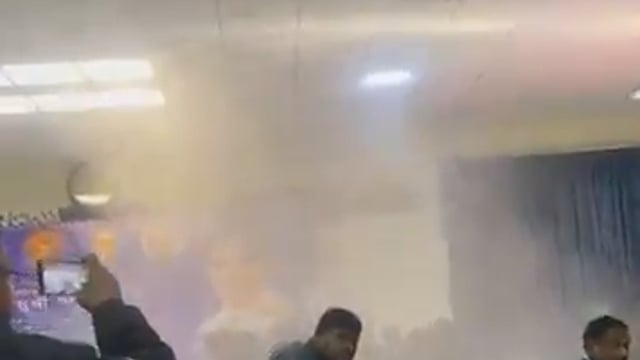 ▶️...लखनऊ...◀️
*बसपा सुप्रीमो मायावती की प्रेस कॉन्फ़्रेंस चल रही थी अचानक लाइट से धुआँ निकलने लगा, अफ़रा तफ़री में PC ख़त्म हुई*