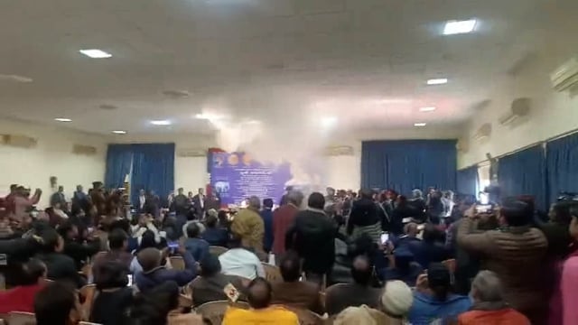 लखनऊ। पूर्व CM मायावती जिस रूम में अभी प्रेस कॉन्फ्रेंस कर रही थीं, वहां सीलिंग लाइट से अचानक धुआं निकलने लगा। प्रेस कॉन