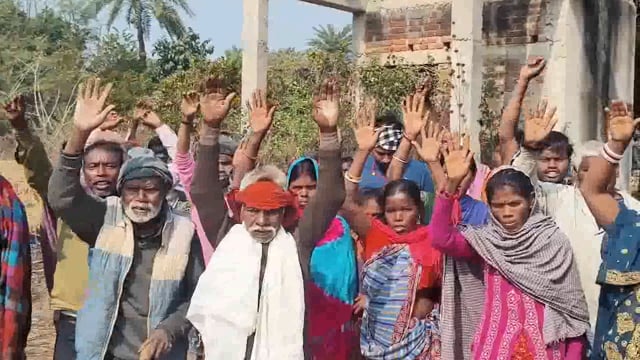 वर्षो पूर्व बने जलमीनार से पानी नहीं मिलने एवं समरसेबल चोरी के विरोध में पदा०व थाना पुलिस के खिलाफ ग्रामीणों का प्रदर्शन