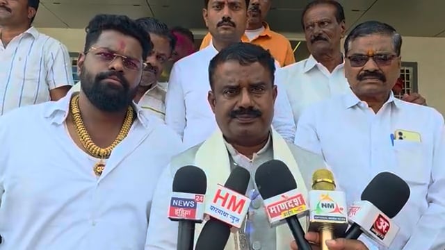 उपनगराध्यक्ष व स्वीकृत सदस्यांच्या निवडीनंतर बोलताना नगराध्यक्ष यु टी जाधव 