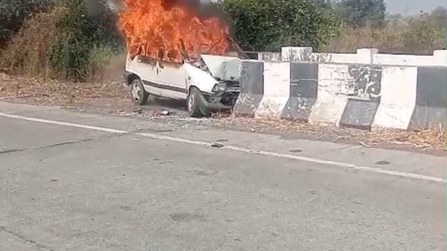 अहमदपूर कीणगावं रोडवर धावत्या कारने पेट घेतला,शिक्षकांचा जळून मृत्यू