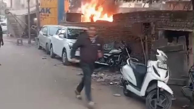 मथुरा सोखरोडपरविजयनगर पार्क में सीएनजी गाड़ी में धमाके केसाथ आग लगी मौके पर फायर ब्रिगेडकी गाड़ीपहुंची औरआगपर काबू पाया 