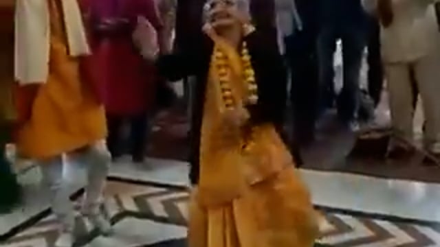 ▶️.....इस उम्र में दादी की एनर्जी देखिए—ग़ज़ब है 
धुन में ऐसी मस्त कि उम्र को मात दे दे
मकर संक्रांति के मौके पर यह जश्न मनाया जा रहा है
वीडियो राजस्थान के एक मंदिर का बताया जा रहा है