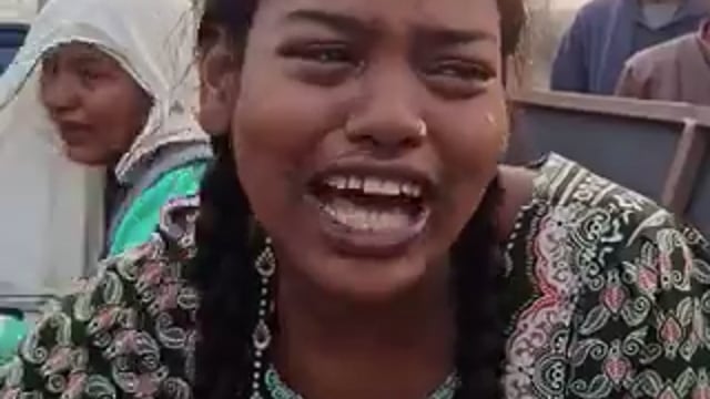 उन्नाव-
उन्नाव में जुए की सूचना पर पहुंची पुलिस को देखकर जुआरियों में अफरा-तफरी मच गई। इसी दौरान मोहम्मद कल्लू की अचानक तबीयत बिगड़ गई और कुछ ही देर में उसकी मौके पर ही मौत हो गई।
घटना के बाद परिजनों ने पुलिस पर पिटाई करने और गले से चेन उतार ले जाने का आरोप लगाया है। मामले को लेकर इलाके में तनाव का माहौल है।