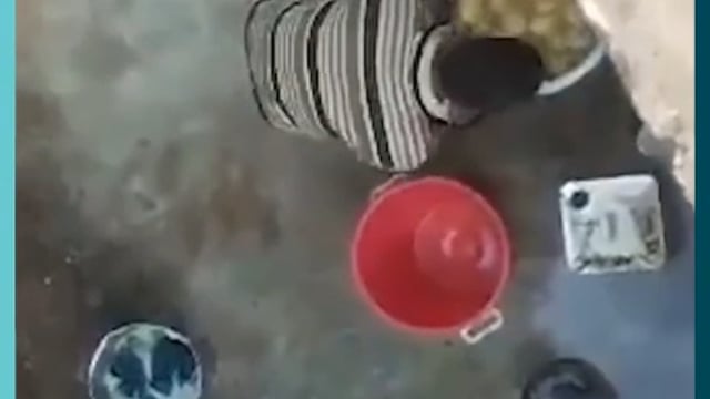 🆕.... कानपुर ब्रेकिंग...कानपुर की HBTU में चप्पल पहनकर पैरों से आलू साफ़ करने का वीडियो आया सामने...
जिसके बाद स्टूडेंट्स भड़क गए और कैंपस 
में पैदल मार्च निकाला. हंगामे के बाद प्रशासन ने 
जांच का आश्वासन दिया है.