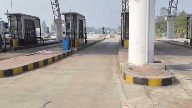 ▶️.....बाराबंकी- साथी से बदसलूकी से आक्रोशित अधिवक्ताओं ने सारे टोल खोल कर टोल प्लाजा को फ्री कर दिया
और लो वकीलों से पंगा....हो गया लाखों का नुकसान....4 लोगो पर मुकदमा पहले ही दर्ज हो चुका है