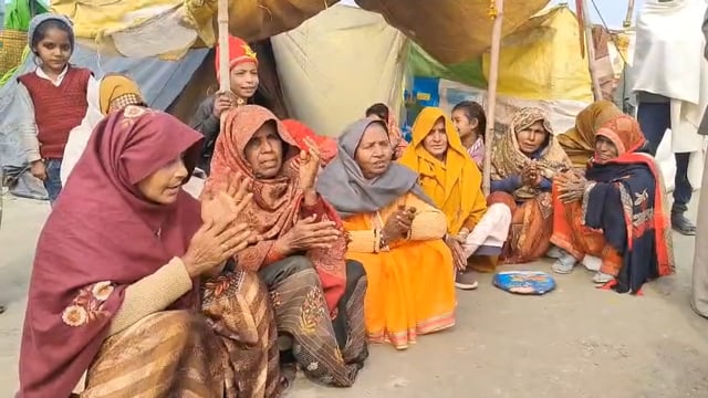 शाहजहांपुर ढाई घाट रामनगरिया मेला में राम के गीत गाते हुए महिलाएं 