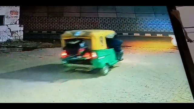 ऑटो पर लटक कर यात्रा न करें

अमरोहा में हाईवे की ओर जाकर ऑटो सड़क की ओर मुड़ा, सामने तेज रफ्तार से आ रही कार ने ऑटो से लटक रहे एक मुसाफिर को अपनी जद में ले लिया, सड़क पर कार के साथ हवा में उछलते मुसाफिर का वीडियो सीसीटीवी कैमरे में कैद हुआ है