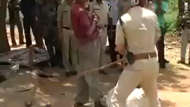 ▶️......पुलिस मारती रही और वो जय बजरंग बली बोलता रहा, बीरभूमि बंगाल।*
*पिटने वाला हिन्दू है*, 
*पीटने वाले, SP निशात परवेज़ और *ADSP फ़रहत अब्बास है।*