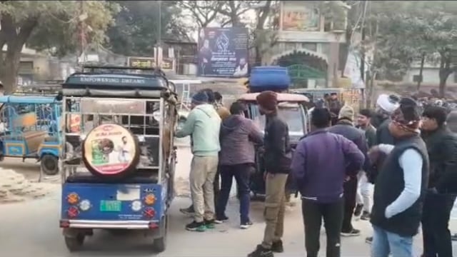 MANT- वृंदावन में ई -रिक्शा रूट को लेकर हंगामा,महिला चालक का हाई वोल्टेज ड्रामा, वीडियो सोशल मीडिया परहुआ वायरल,,