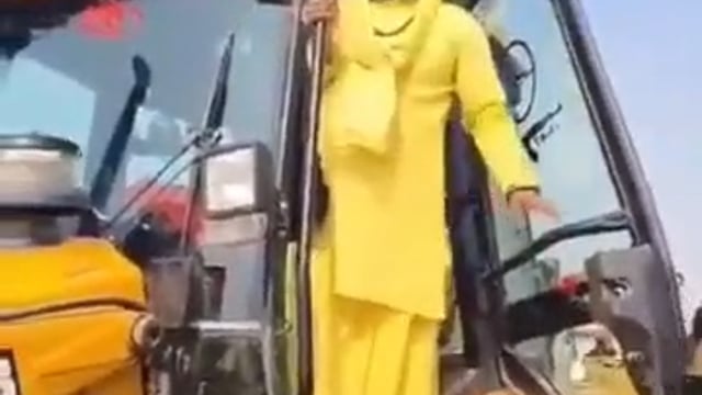 ▶️.....प्रयागराज: डिफेंडर और पोर्शे के बाद अब बुलडोज़र पर सवार सतुआ बाबा... #VideoViral