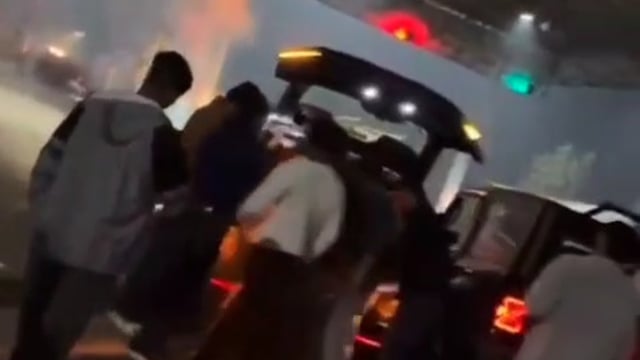 ▶️.....बागपत वालों का भौकाल !
दो गाड़ियां नेशनल हाइवे के टोल प्लाजा पर पहुंची. प्लाजा के बीच गाड़ियां खड़ी हुई और तेज म्यूजिक शुरू कर दिया गया. लगातार आतिशबाजी कर दी गयी. गाड़ियों से उतरे लोग झूमकर नाचते हुए रील शूट कर रहे थे. तमाशा लंबा चला और अब वीडियो वायरल है