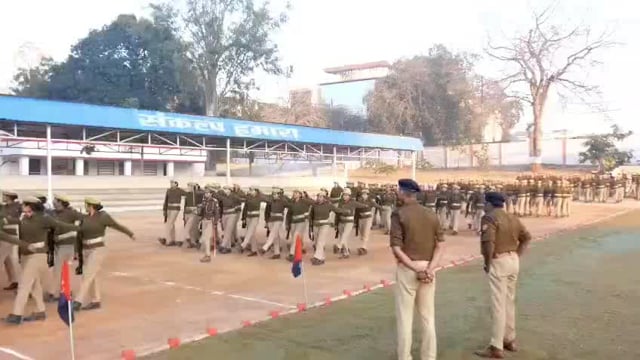 झाँसी वरिष्ठ पुलिस अधीक्षक बीबीजीटीएस मूर्ति द्वारा पुलिस लाइन में आयोजित शुक्रवार परेड की सलामी ली गयी। 