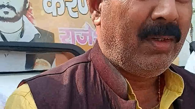 भादर विकास खंडगौशाला केबाहरमृतगौ वंशफेके जाने से करणीसेना जिलाध्यक्ष राजेश सिंह कार्य कर्ताओ के साथ प्रदर्शनकरज्ञापनसौपा