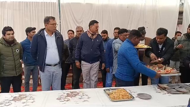 डीएम धर्मेंद्र प्रताप सिंह ने जन्मदिन पर कराया खिचड़ी भोग
शाहजहांपुर। जिलाधिकारी धर्मेंद्र प्रताप सिंह ने अपने जन्मदिन के शुभ अवसर पर कलेक्ट्रेट परिसर में साधु-संतों, गरीबों एवं जरूरतमंद बच्चों को खिचड़ी का भोग कराया। इस मौके पर उन्होंने सभी के साथ आत्मीयता से समय बिताया और सेवा भाव का संदेश दिया। कार्यक्रम सादगीपूर्ण माहौल में संपन्न हुआ, जहां उपस्थित लोगों ने डीएम के इस मानवीय कदम की सराहना की।