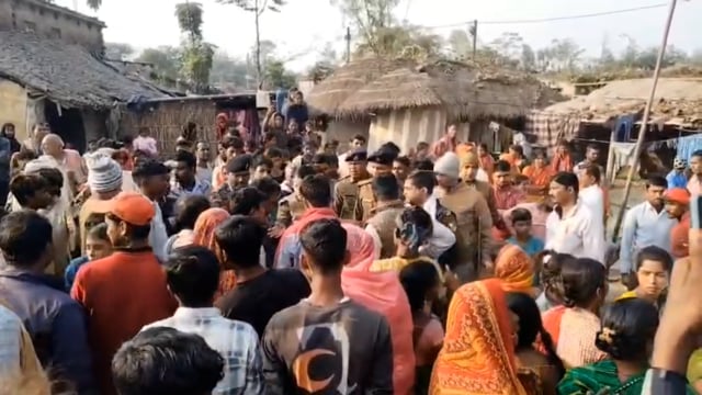 विवाद सुलझाने पहुंची डायल 112 पुलिस टीम को ग्रामीणों ने बनाया बंधक।