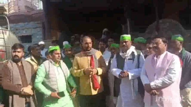 यमुना अथॉरिटी की समस्या लेकर पहुंचे किसानों को समाधान करने का भरोसा देते मांट विधायक राजेश चौधरी।