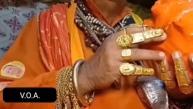 🌐5 करोड़ के सोने के आभूषणों से लैस गूगल गोल्डन बाबा उर्फ मनोज आनंद प्रयागराज के माघ मेले में हैं विराजमान।*