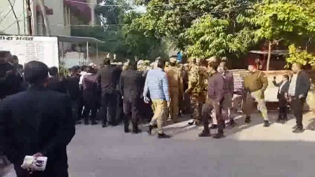 up bar counselling ki chal rahe chunav mein vote dalne pahunche sapa sansad ramjilal Suman ke khilaf narebaji abhadra ti