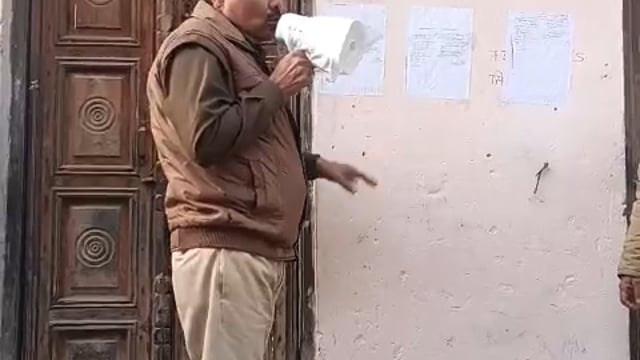 सुरीर पुलिस ने सिकंदरपुर गांव में तीन  के खिलाफ न्यायालय के आदेश पर 82 की कार्यवाही की गयी