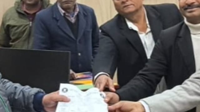 पलिया के अधिवक्ताओं ने डीएम को सौंपा ज्ञापन, पलिया उपजिलाधिकारी व लेखपालों पर लगाए गये गंभीर आरोप