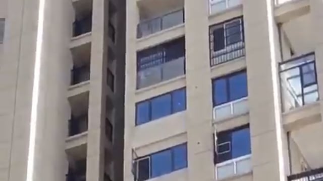 ▶️......कालिदास हर जगह है-
चीन में एक अपार्टमेंट के 6th फ्लोर पर रहने वाले शख्स ने अपने फ्लैट का व्यू खूबसूरत करने के लिए बालकनी का पिलर निकलवा दिया. 20 मंजिला अपार्टमेंट का एक सिरा इसी पिलर पर टिका हुआ है