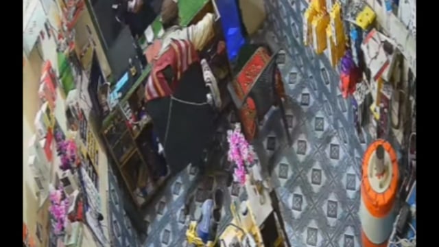 मथुरा लक्ष्मी नगर अनजान व्यक्ति आता हुआ उसने ₹500 की मदद मांगी लेकिन 18000 रुपए का मोबाइल चोरी किया