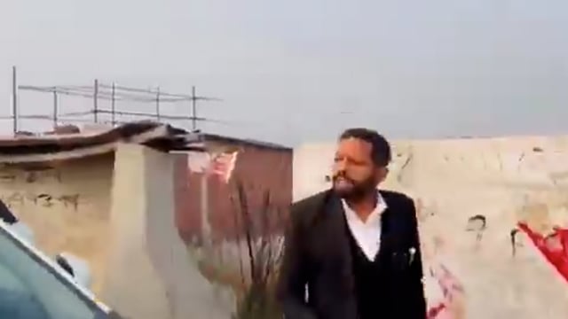 टोल मांगोगे टोल फूंक देंगे..टोल मांगोगे पीटे जाओगे।
आज से उत्तर प्रदेश में कोई अधिवक्ता टोल नहीं देगा....चल भक्क

यूपी में काला कोट पहने हाइकोर्ट के अधिवक्ता ने फरमान दिया है_नियम बनाया है।