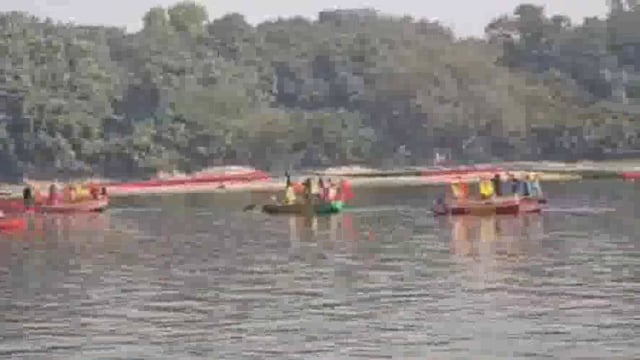 मथुरा में विश्राम घाट पर मुम्बई के श्रद्धालुओं ने किया चुनरी मनोरथ और पूजा पाठ।