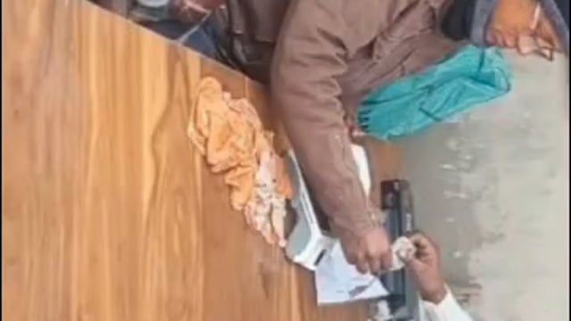 पैसे लेकर राशन देने का मामला, वीडियो वायरल