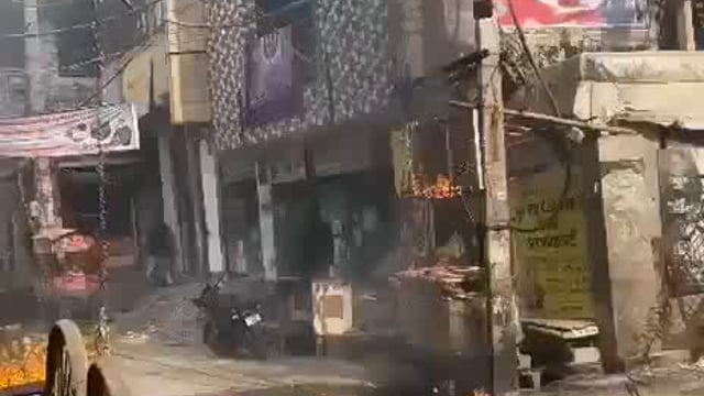 यूपी - गाजियाबाद में तेज धमाके से ट्रांसफार्मर फटा, शरीर में आग लगने पर जलते शरीर के साथ एक शख्स भागता नजर आया